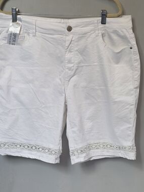 Vintage Violet Casual White Crochet-Hem Bermuda Shorts